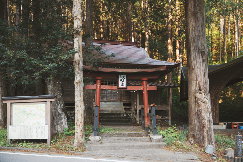 箭弓神社(車2分 / 徒歩10分)